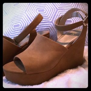 🍁🍂Tan Suede Chunky Wedges🌻